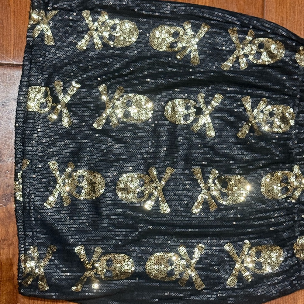 All eyes on YOU — this gold skull sequin skirt owns the room 💀